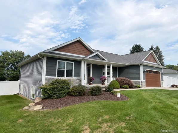 1112 Don Wayne Dr, Lapeer, MI 48446