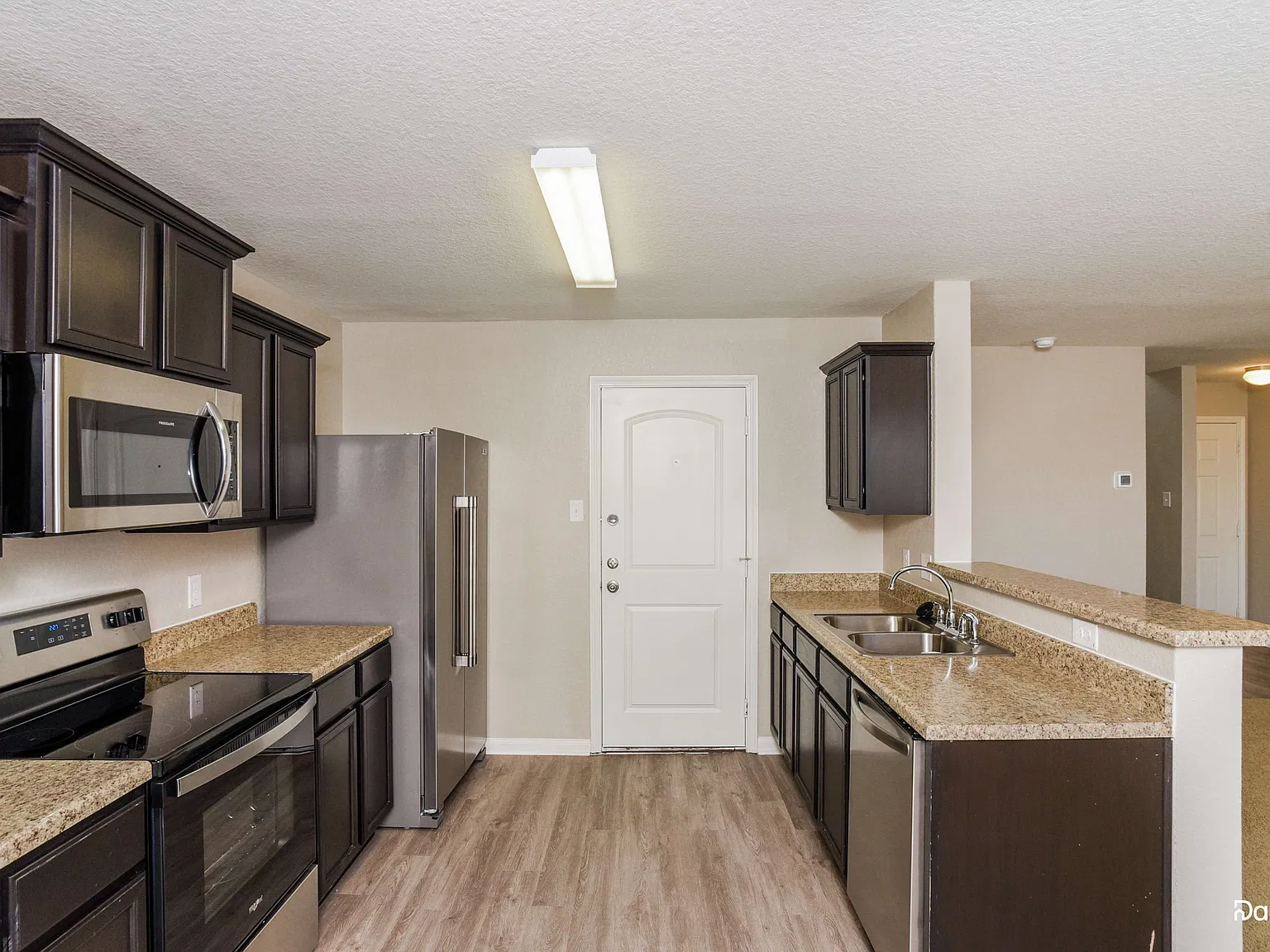 3 bed, 2.5 bath, 1209 sqft, $1,735 — Photo 4