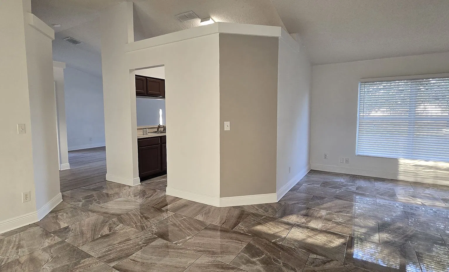 3/2~ Siena Ridge ~ Open kitchen with a large eating space! — Photo 3