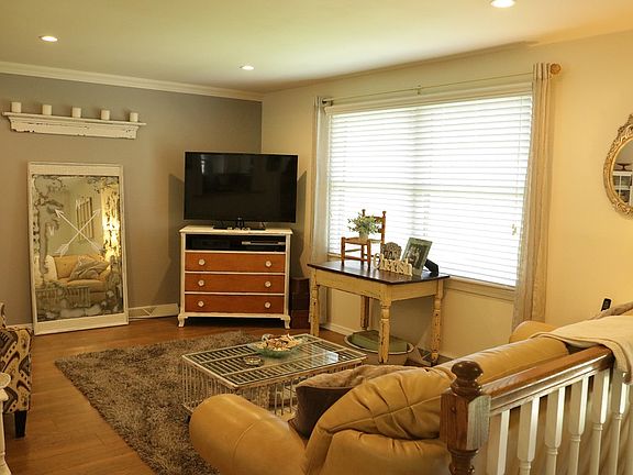 3rd image of 171 Bishop Ln
