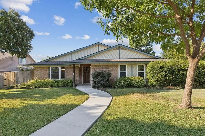 3 bed, 2.0 bath, 1430 sqft, $2,400 — Photo 1