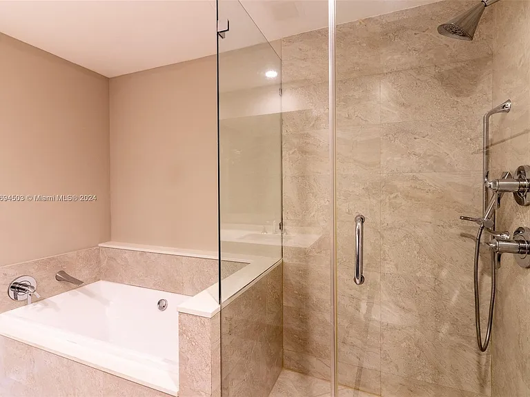 488 NE 18th St #311 — Photo 27