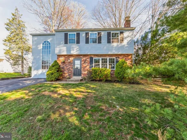 2610 E Colonial Dr, Upper Chichester, PA 19061