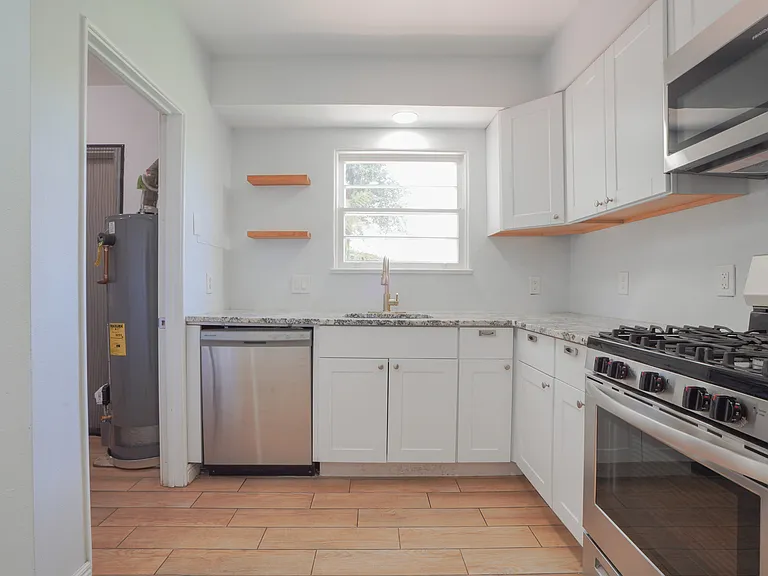 506 W 11th St — Photo 10