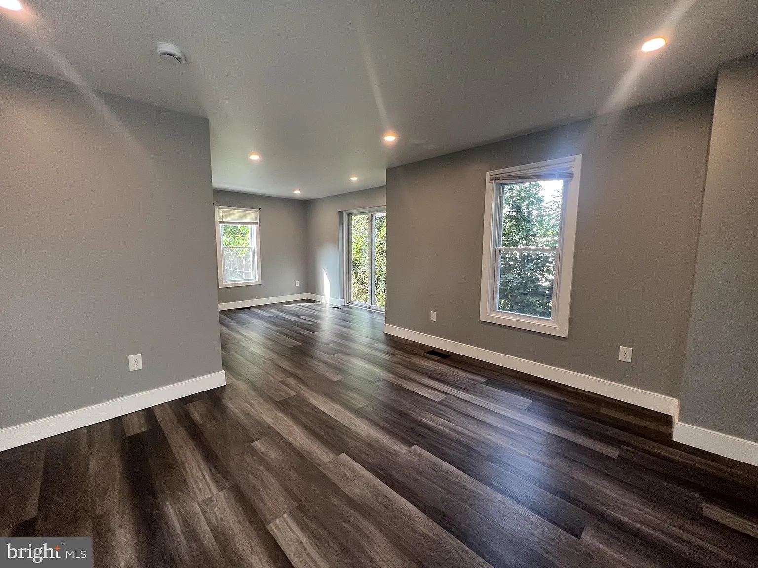 3 bed, 1.0 bath, 1467 sqft, $2,000 — Photo 2