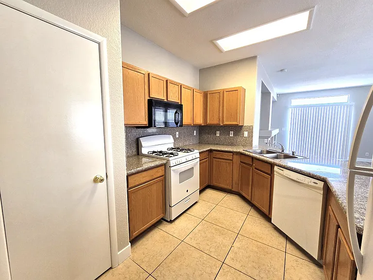 7904 Canyon Grove Ct — Photo 9