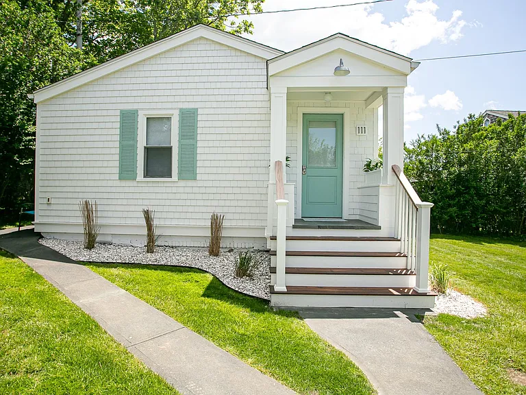 111 Aquidneck Ave — Photo 1