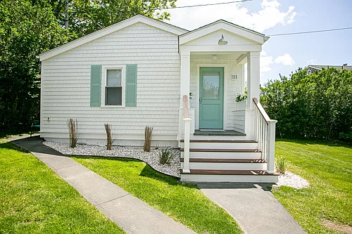 111 Aquidneck Ave Photo 1