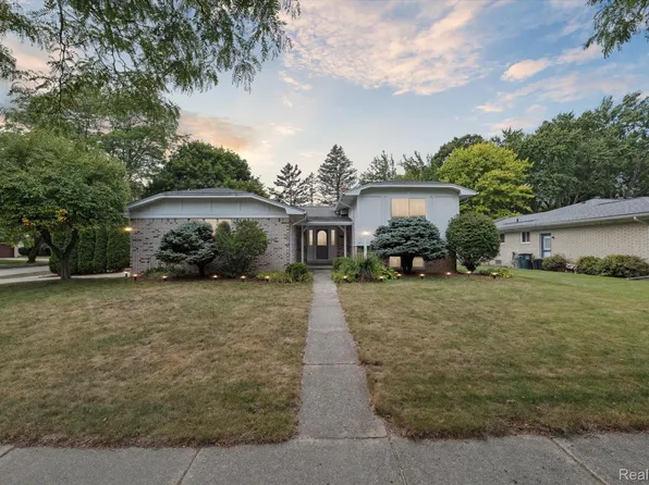 3619 Carmel Dr, Troy, MI 48083