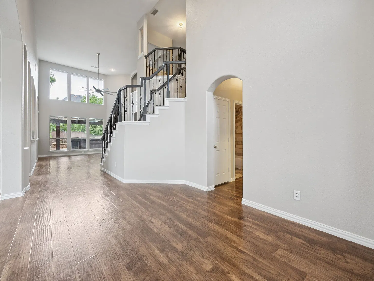 5 bed, 3723 sqft, $4,500 — Photo 3