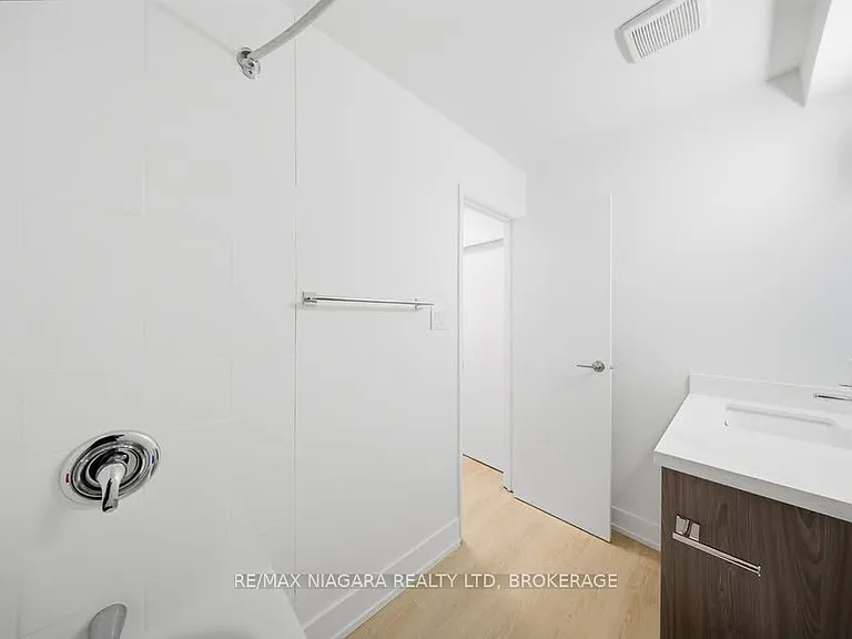 25 Downes Ave — Photo 6