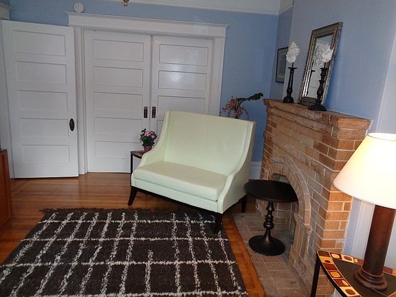 4th image of 223 Douglass St #A