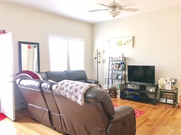 8 Chestnut St, Branford, CT 06405