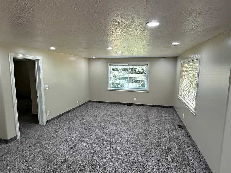 702 E 200 N — Photo 3