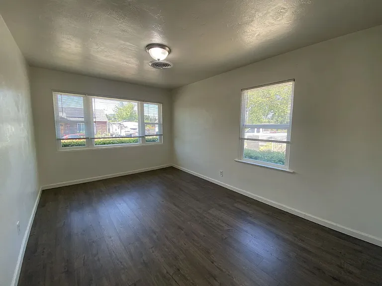 563 W Center St — Photo 5