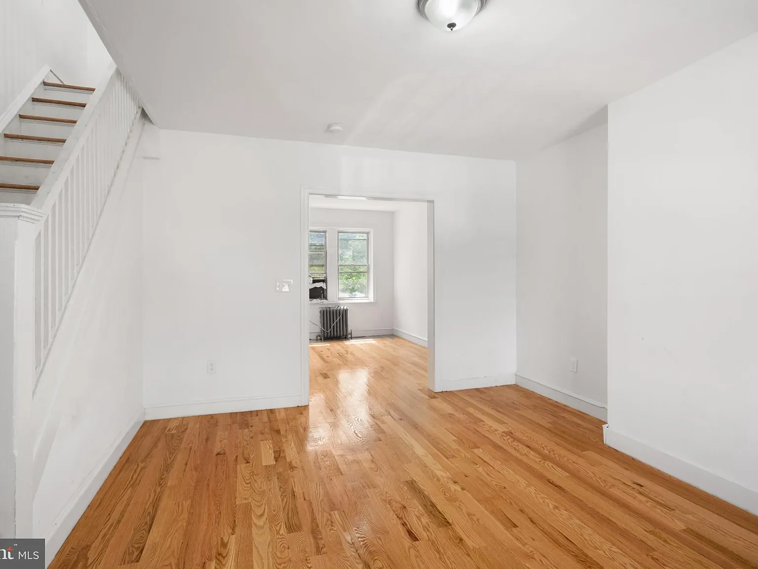 3 bed, 1.0 bath, 992 sqft, $1,375 — Photo 2