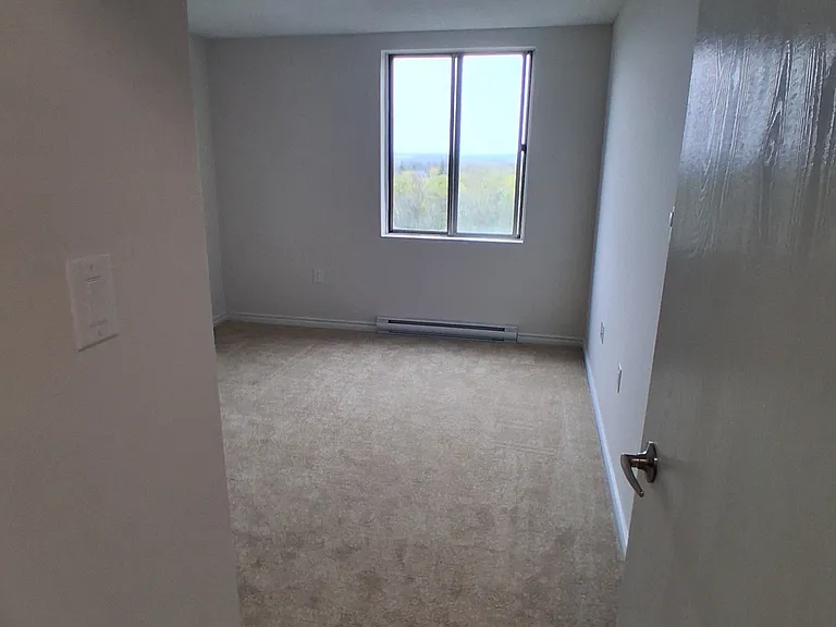 90 Highview Ave E — Photo 8