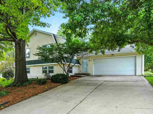 1129 Village Farm Ct, Iowa City, IA 52240