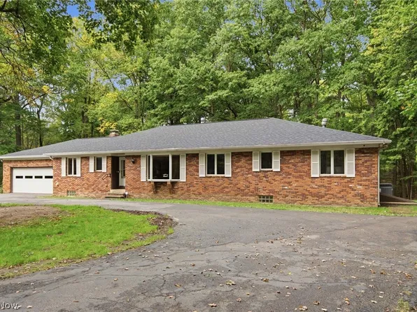 559 Houghton Rd, Sagamore Hills, OH 44067