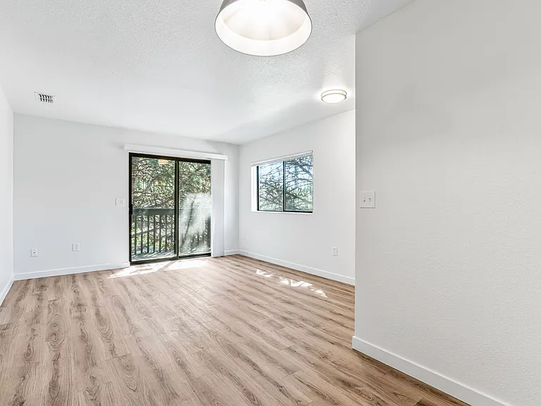 Hilton Street Apartments — Photo 39