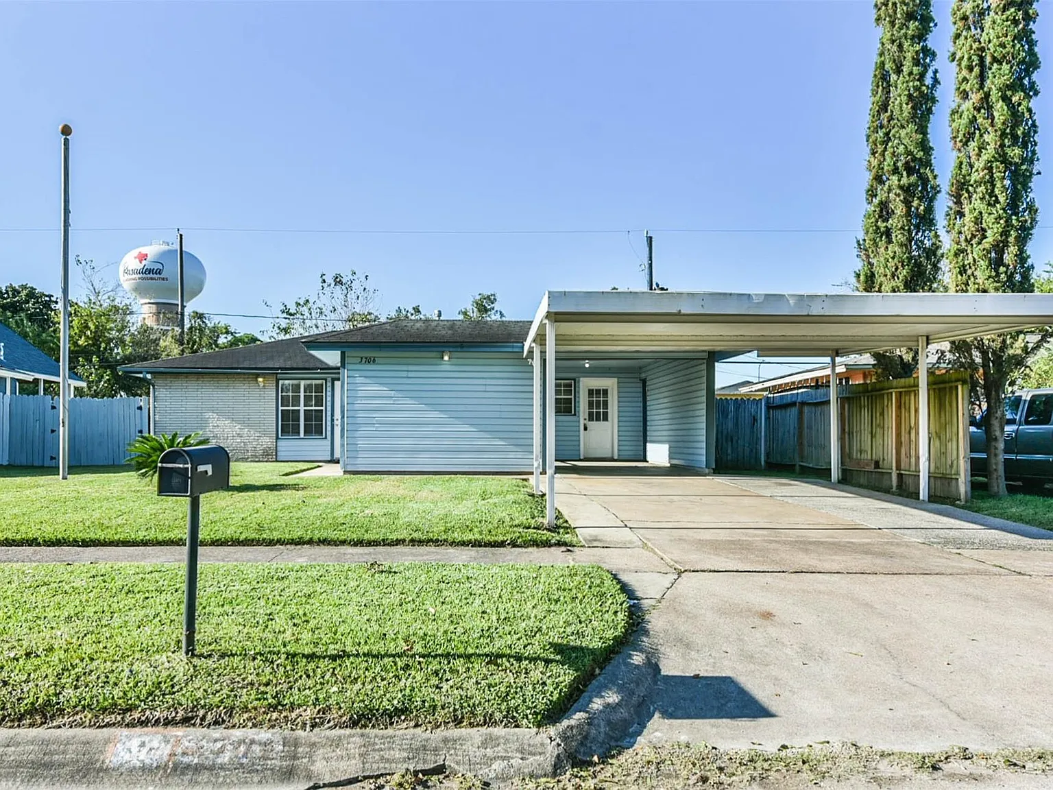 3 bed, 1.0 bath, 1118 sqft, $1,550 — Photo 1