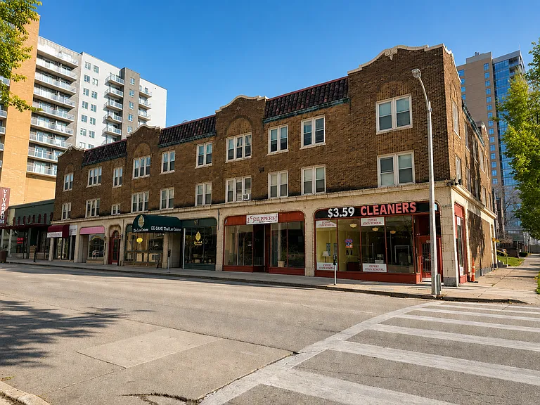 1800 N Farwell Apartments — Photo 5