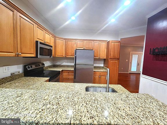 3rd image of 1032 4th St