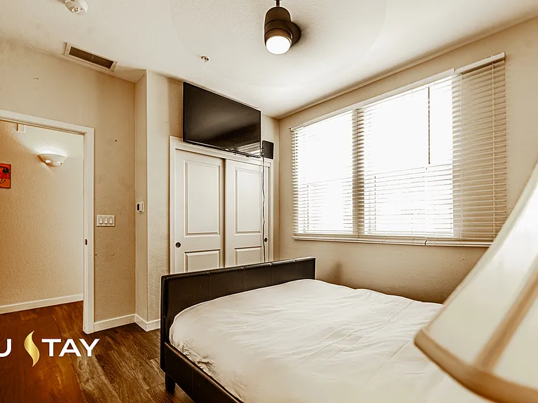 639 W Pepper Pl #101 — Photo 2