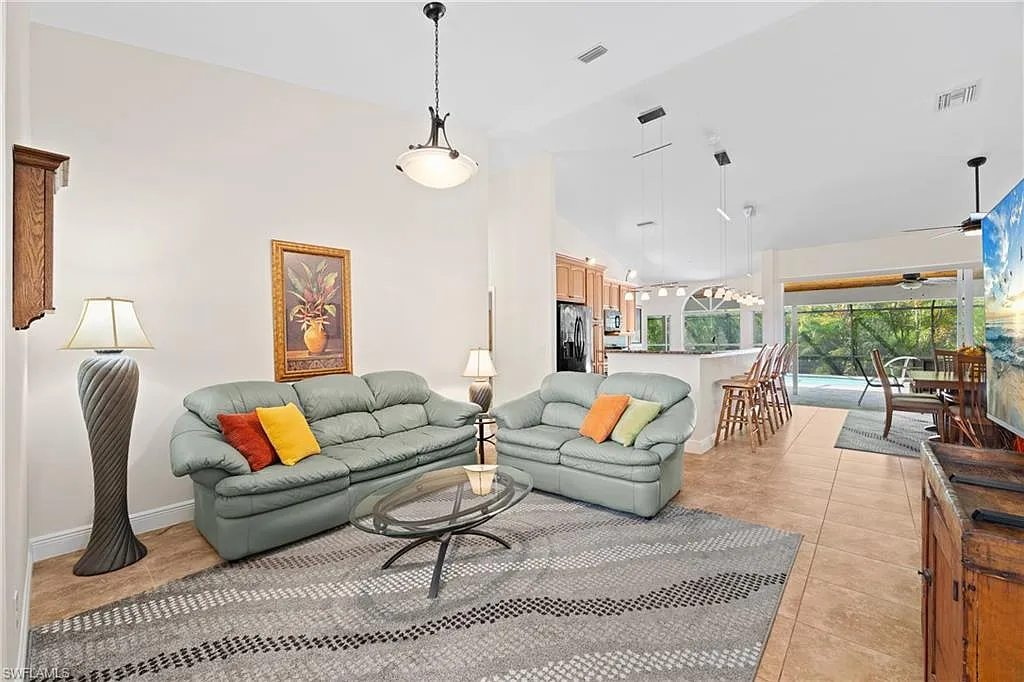 3 bed, 2.0 bath, 1572 sqft, $8,500 — Photo 3
