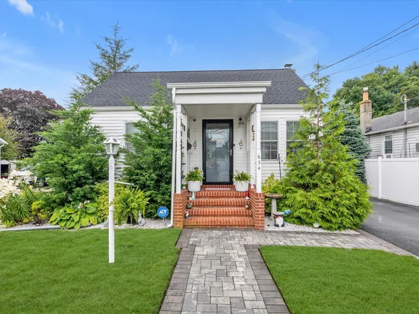 634 S 4th Street, Lindenhurst, NY 11757