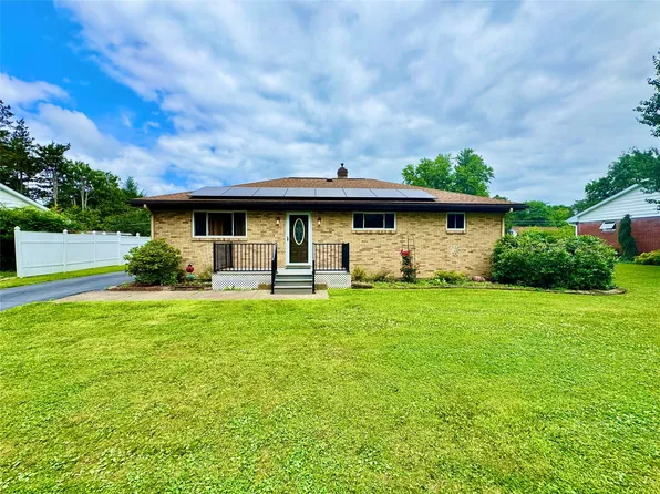 1084 Woodmont Dr, Meadville, PA 16335