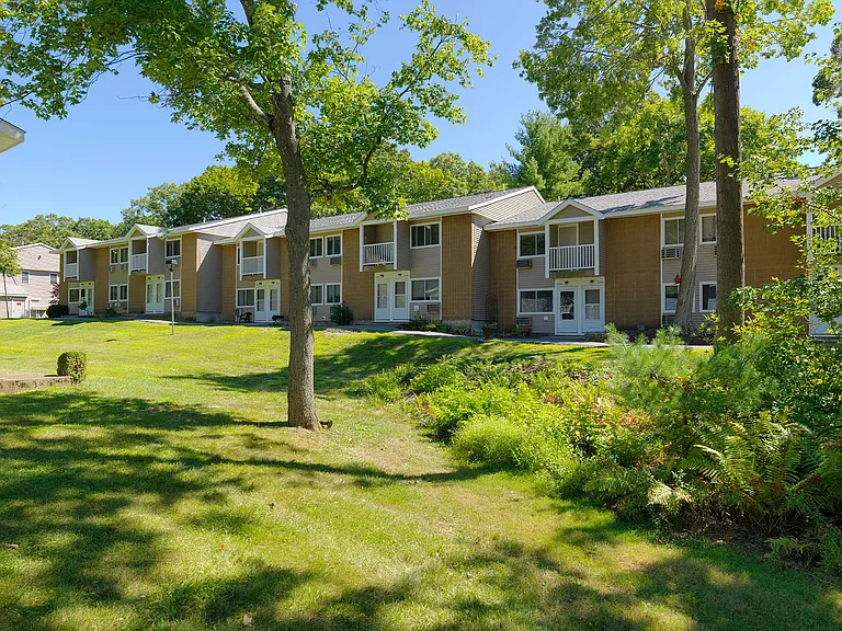 202 Chatham West Dr — Photo 2