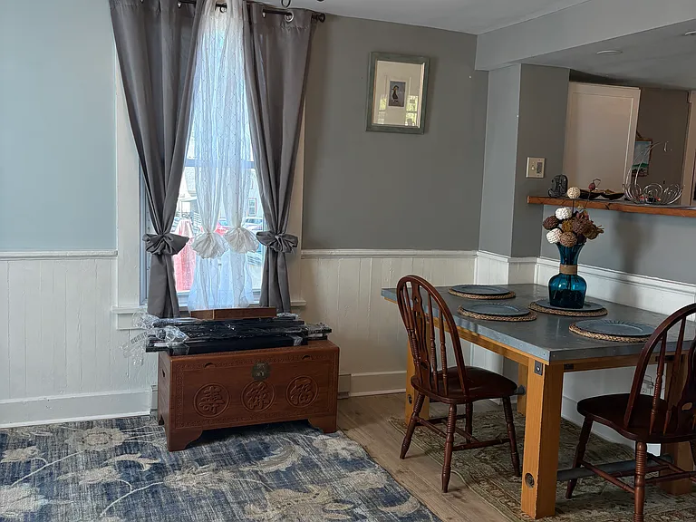 513 Valentine St — Photo 2