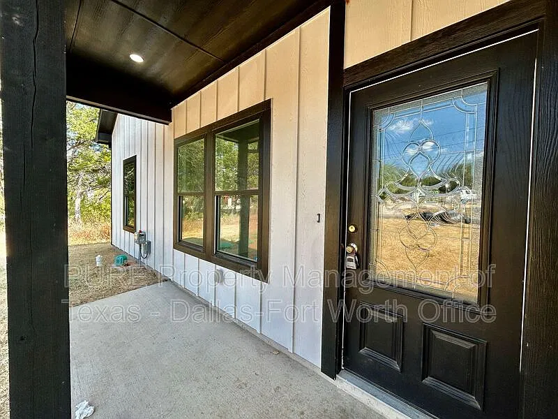 3 bed, 2.5 bath, 1857 sqft, $2,100 — Photo 2