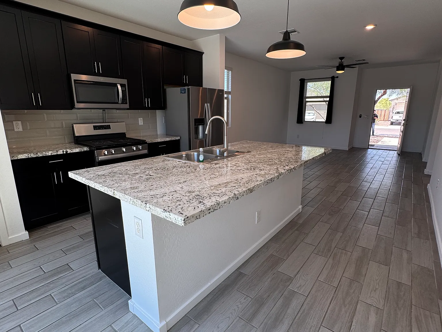 3 bed, 1296 sqft, $2,150 — Photo 4