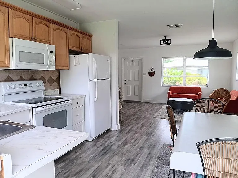 7105 NW 74th Pl — Photo 5