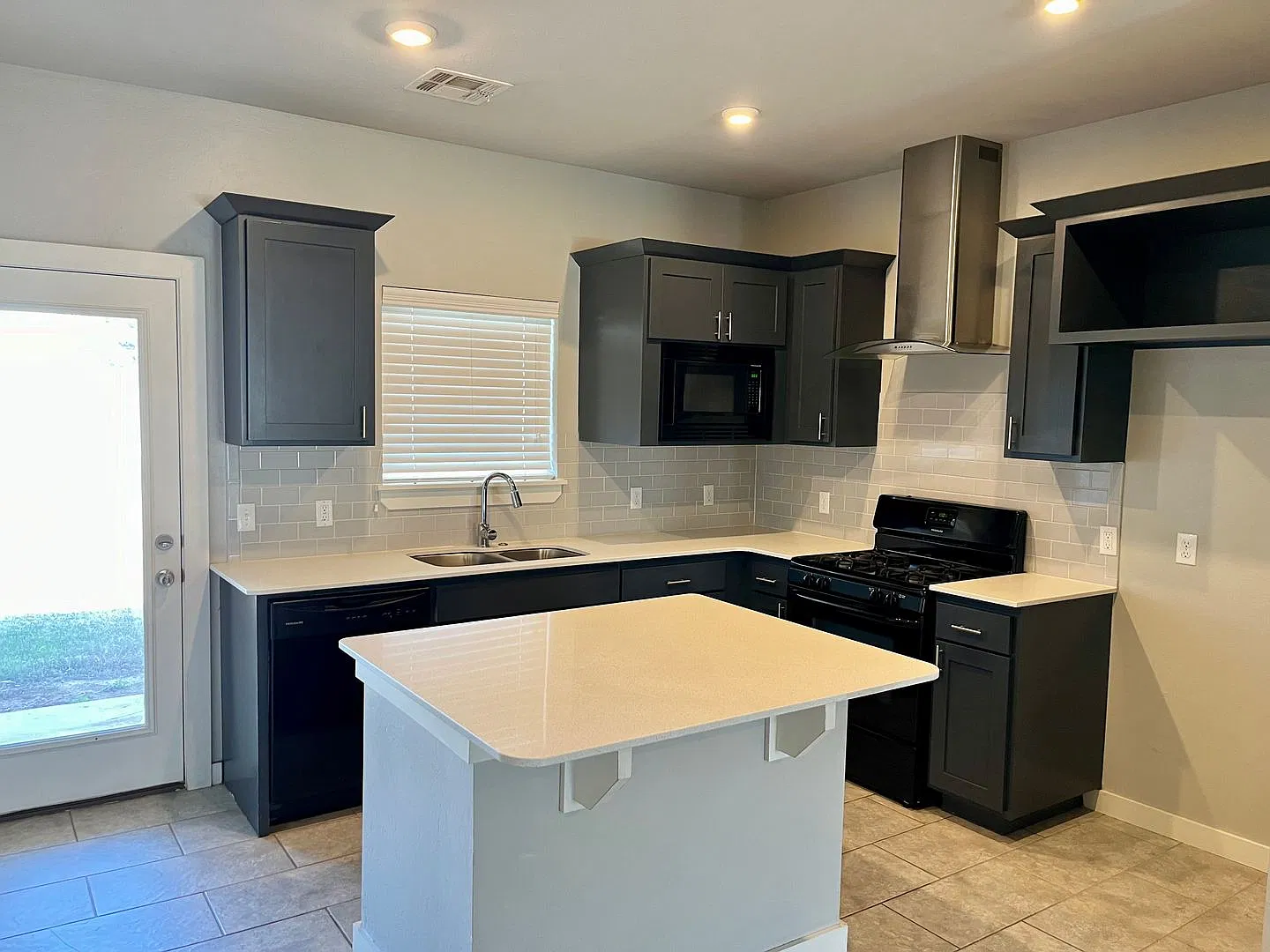 Luxury Home in Calm Springs Addition of Yukon — Photo 4
