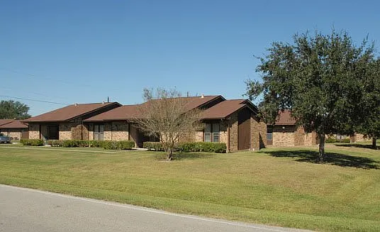 1753 E Henderson Rd — Photo 2