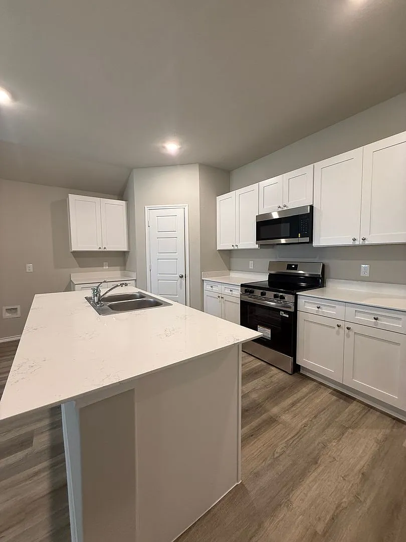 4/2/2 Elegant NewConstruction Home with Designer Finishes in Granbury — Photo 3