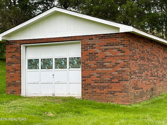 4th image of 302 S Apache Rd