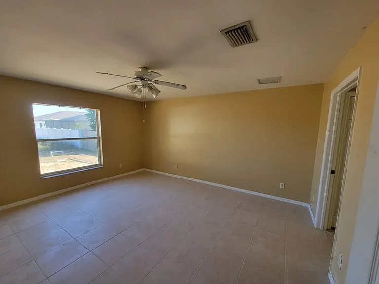 1637 NW 6th Pl — Photo 12