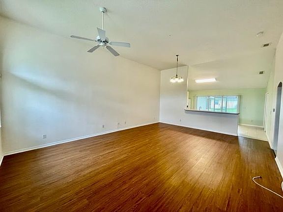 5th image of 8 Eton Ln #B