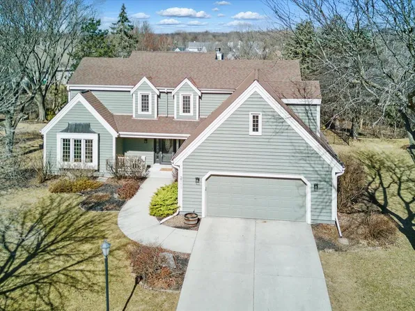 2111 Penhurst WAY, Waukesha, WI 53186