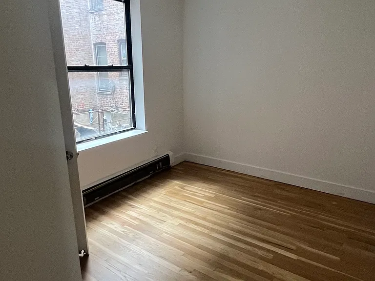 1719 E 8th St #1R — Photo 3