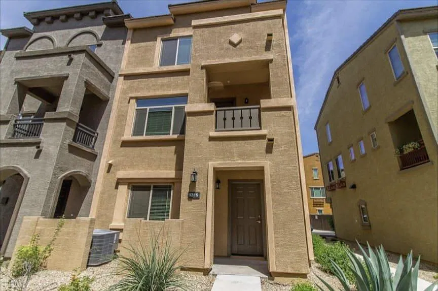 4 bed, 1861 sqft, $2,450 — Photo 2