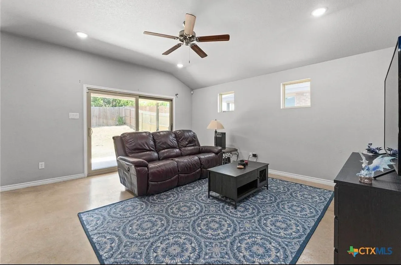 3 bed, 1566 sqft, $533 — Photo 2