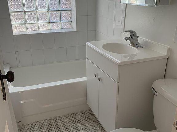 5th image of 2239 N Bissell St #1P