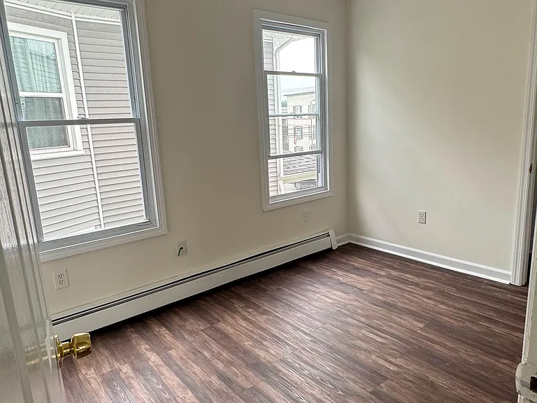 180 Howe Ave — Photo 12