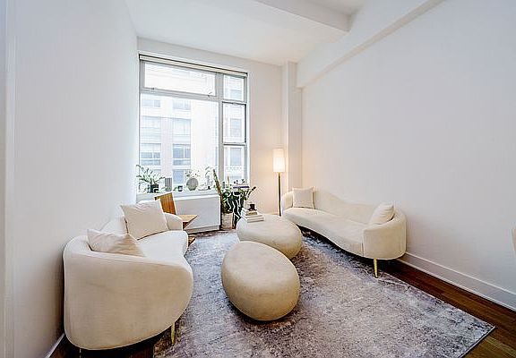 3rd image of 321 W 37th St APT 4L