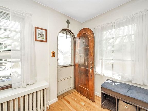 5th image of 15 Holly Pl #15